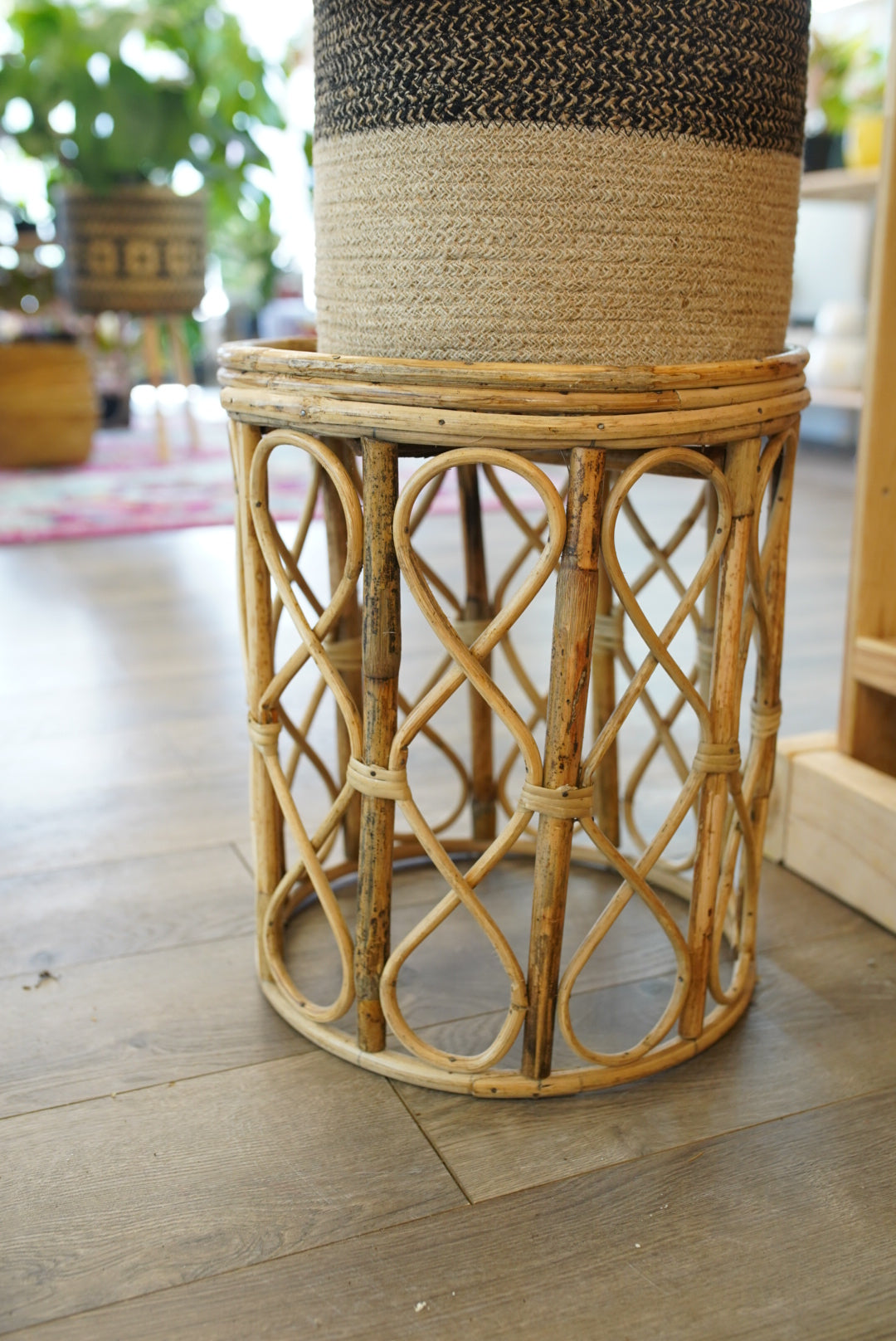 Wicker store plant table